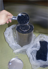 �B新しい活性炭をステンレスフィルターに入れる。しっかり振動させて（手でたたくなど）詰め込む。