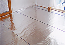 床に0.2mmタイプのアルミシートを敷き、その上にCS用の敷きゴザやポリエステルボード7mmを敷く、またはムク材のフローリングを施工してもよい。