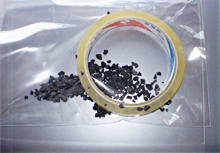 ヤシガラ活性炭の利用方法、ニオイの臭いものといっしょに活性炭をOPP袋に入れて保管する。