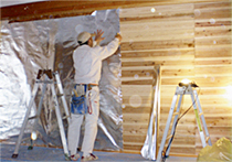 杉板の上にアルミシートを封止材として施工する。