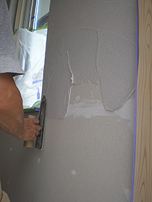 下塗り材は、ハンドミキサーでよくかきまぜてから使用する。